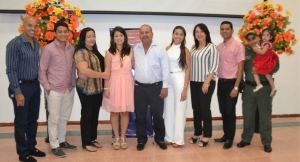 Ministerio de Educación otorga medalla y diploma